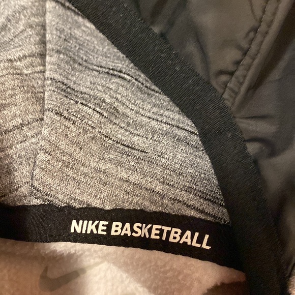 Size Medium, nike basketball pullover. - Picture 4 of 4